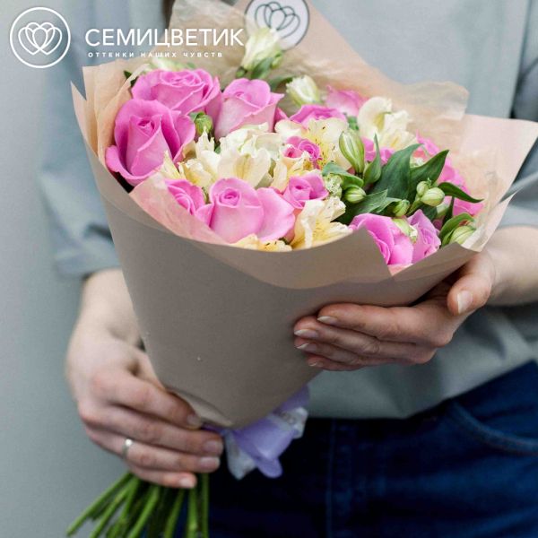 Букет из 15 розовых роз 30 см (Кения) и 7 кремовых альстромерий