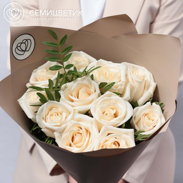 Букет из 11 белых роз Vendela 50 см (Эквадор) с фисташкой в кремовой пленке