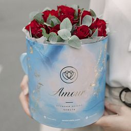 Букет в голубой шляпной коробке Amour Mini из 21 красной розы (Кения) Standart с эвкалиптом
