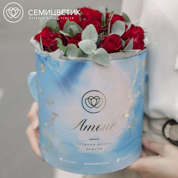 Букет в голубой шляпной коробке Amour Mini из 21 красной розы (Кения) с эвкалиптом