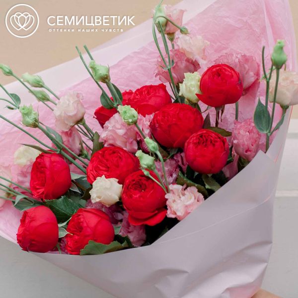 Букет из 10 пионовидных роз Red Piano и 5 розовых лизиантусов