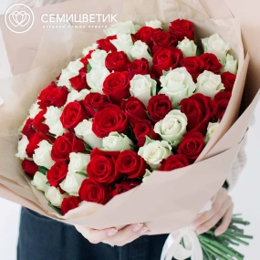 Букет из 75 красных и белых роз 35-40 см (Кения) в кремовой пленке