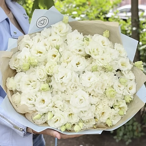 Букет из 51 белого махрового лизиантуса в голубой пленке