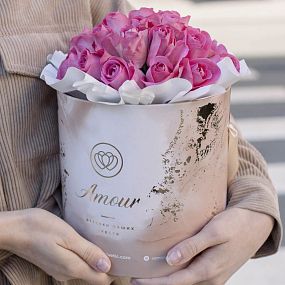 Букет в бежевой шляпной коробке Amour Mini из 31 розовой розы (Кения)