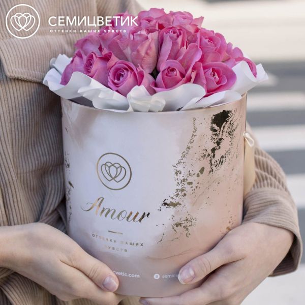Букет в бежевой шляпной коробке Amour Mini из 31 розовой розы (Кения)