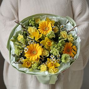 Круглый пасхальный букет с матрикарией и нарциссами в упаковке