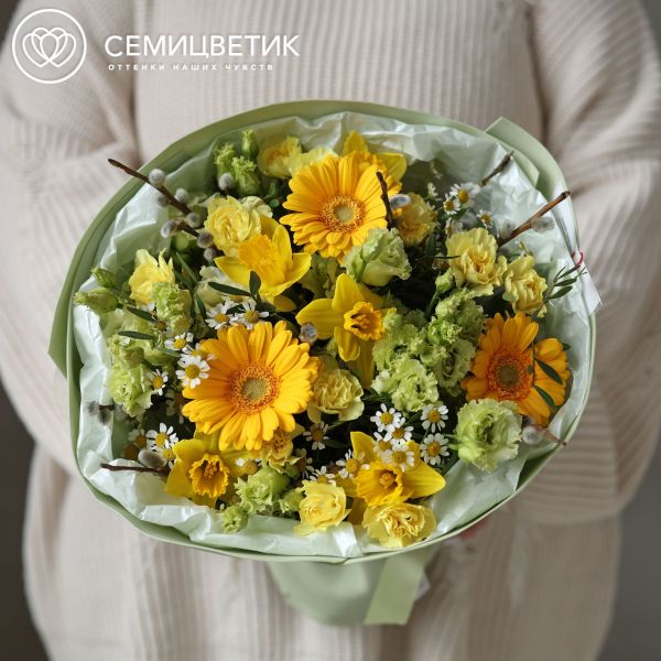 Круглый пасхальный букет с матрикарией и нарциссами в упаковке
