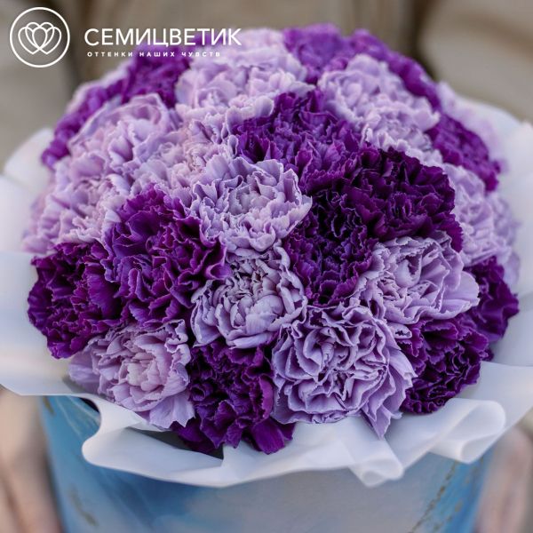 Букет в голубой шляпной коробке Amour Mini из 35 сиреневых (лунных) гвоздик