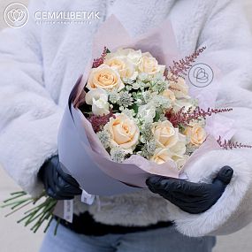 Букет из розы, астильбы и астранции в сиреневой пленке