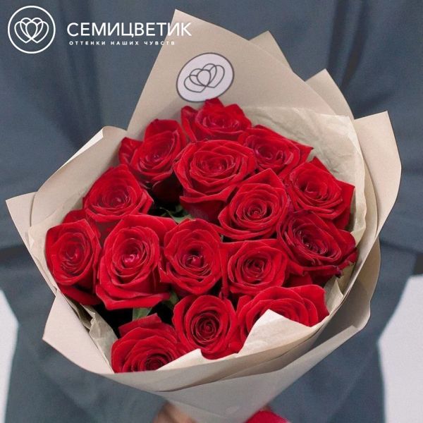 Букет из 15 красных роз 50 см (Россия) в кремовой пленке