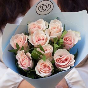 Букет учителю математики  из 9 нежно-розовых роз 40 см (Кения) с фисташкой в голубой пленке