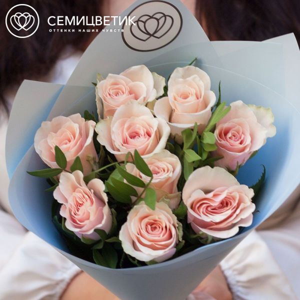 Букет из 9 нежно-розовых роз 40 см (Кения) с фисташкой в голубой пленке