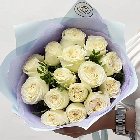Букет из 15 белых пионовидных роз Titanium 40 см с фисташкой в голубой пленке