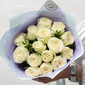Букет из 15 белых пионовидных роз Titanium 40 см с фисташкой в голубой пленке