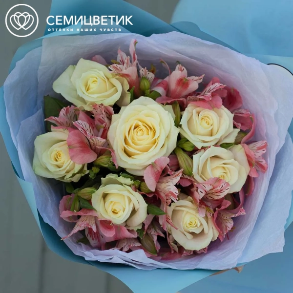 Букет из 7 белых роз 35-40 см (Россия) и 4 розовых альстромерий в голубой пленке