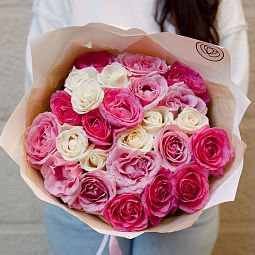 Букет из 25 розовой, нежно-розовой и белой розы 60 см (Россия)