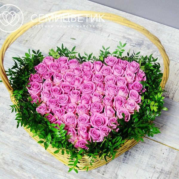 Композиция из 71 розовой розы (Россия) с зеленью в корзине