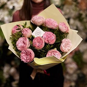 Букет из 11 нежно-розовых пионовидных роз Bridal Piano 40 см с фисташкой