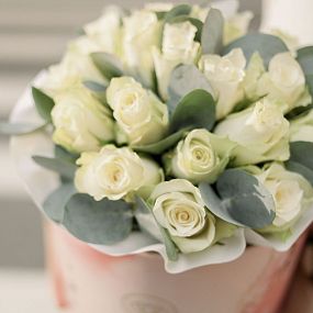 Букет в розовой шляпной коробке Amour Mini из 21 белой розы (Кения) с эвкалиптом