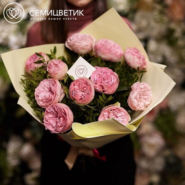 Букет из 11 нежно-розовых пионовидных роз Bridal Piano 40 см с фисташкой