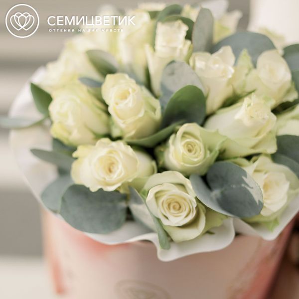 Букет в розовой шляпной коробке Amour Mini из 21 белой розы (Кения) с эвкалиптом