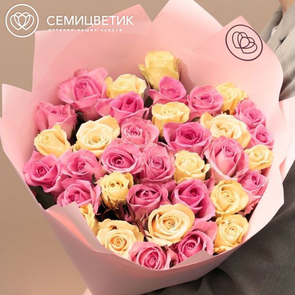 Букет из 35 розовых и кремовых роз 50 см (Россия)