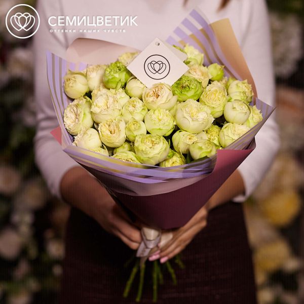 Букет из 15 бело-фисташковых кустовых пионовидных роз Blanchette 40 см
