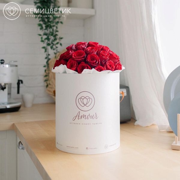 Шляпная коробка Amour с 45 красными розами (Кения) Premium