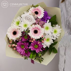Букет из гербер и кустовых хризантем в зеленой пленке