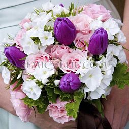 Свадебный букет из тюльпанов, флоксов и пионовидной розы