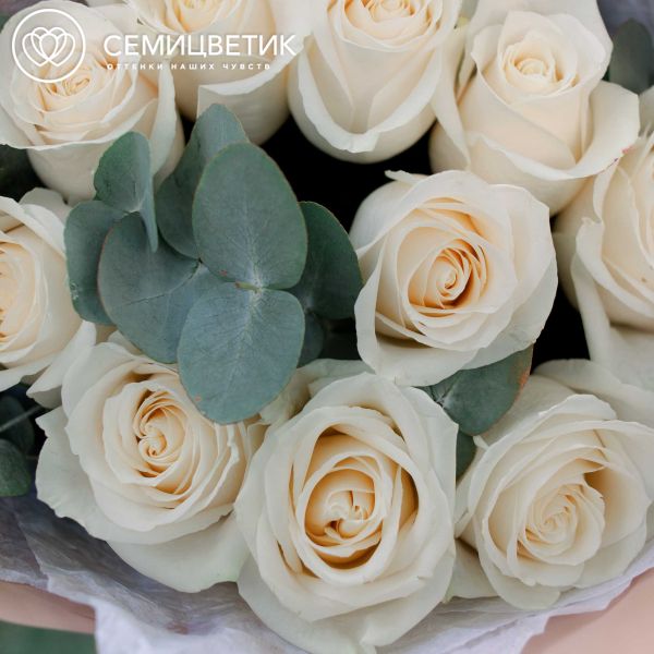 Букет из 11 белых роз Vendela 50 см (Эквадор) с эвкалиптом
