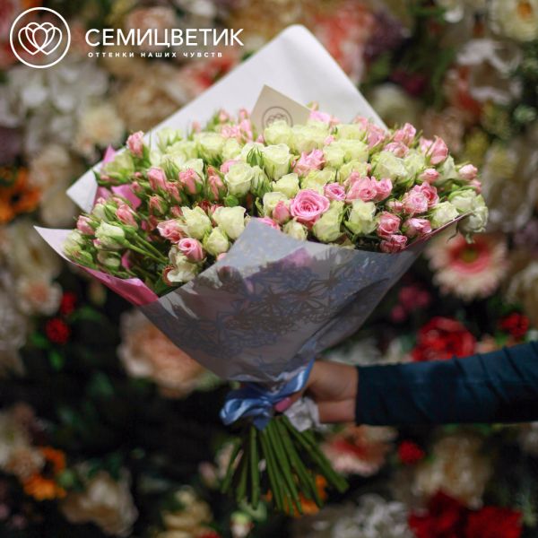 Букет из 101 бело-кремовой кустовой розы 40 см (Кения) 