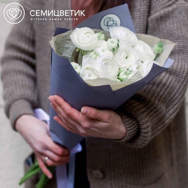 Букет из 9 белых ранункулюсов