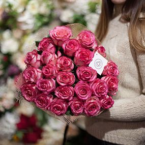 Букет из 25 кремовых с розовой каймой роз Carrousel 50 см (Эквадор)
