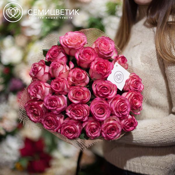Букет из 25 кремовых с розовой каймой роз Carrousel 50 см (Эквадор)