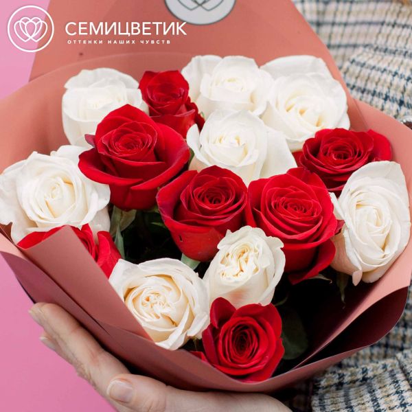 Букет из 15 белых и красных роз 50 см (Эквадор)