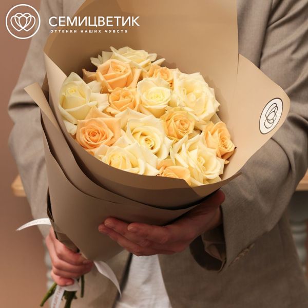 Букет из 15 кремовых и белых роз 50 см (Россия) в кремовой пленке