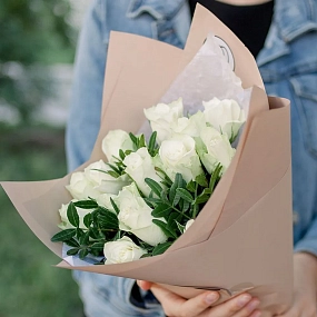 Букет из 15 белых роз 40 см (Кения) с фисташкой в кремовой пленке