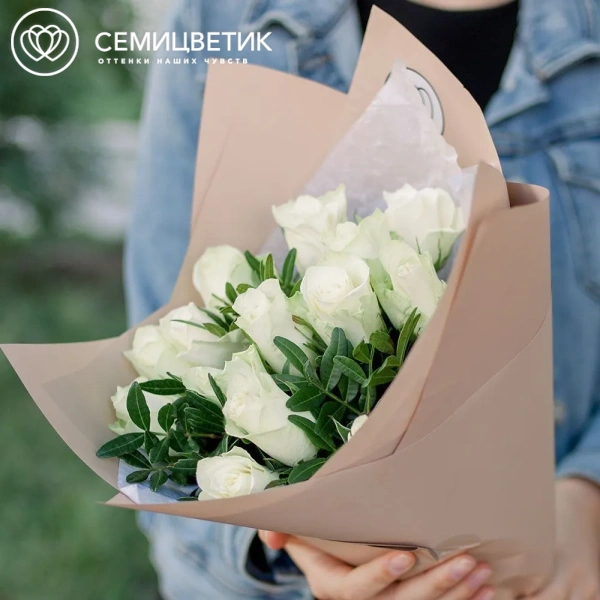 Букет из 15 белых роз 35-40 см (Кения) с фисташкой в кремовой пленке