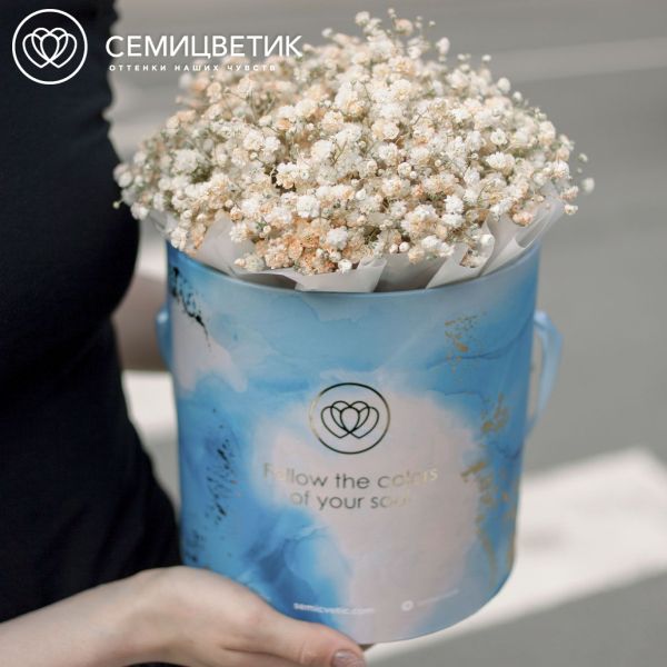 Букет в голубой шляпной коробке Amour Mini из 7 бежевых гипсофил