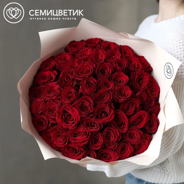 Букет из 51 красной розы Ever Red 50 см (Кения) в кремовой упаковке