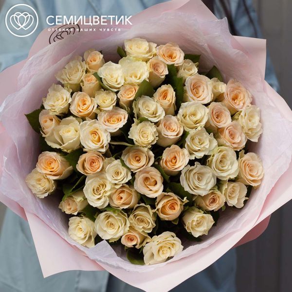 Букет из 51 белой и кремовой розы 40 см (Кения) в кремовой пленке