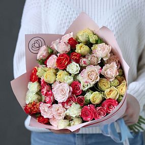Букет из 15 кустовых роз 40 см микс (Кения) в розовой пленке