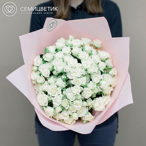 25 белых кустовых роз Snowflake 40 см (Кения) в дизайнерской упаковке ZL