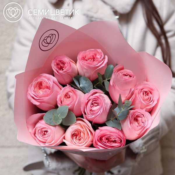 Букет из 11 розовых пионовидных роз Pink Expression 50 см с эвкалиптом в розовой упаковке
