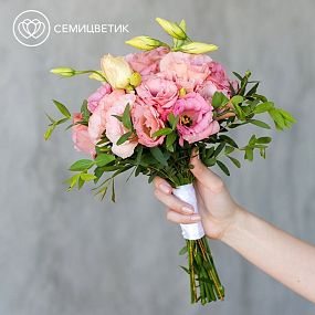 Свадебный букет из лизиантуса и эвкалипта