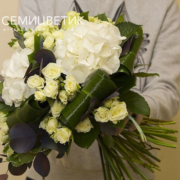 Букет из розы, гортензии и кустовых роз в прозрачной пленке