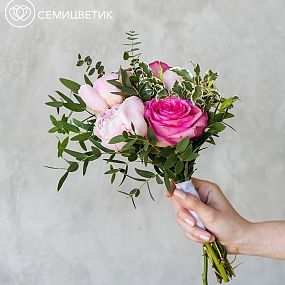 Свадебный букет из пионов, роз и эвкалипта