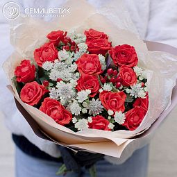 Букет из красных роз, астранции и красного гиперикума в кремовой пленке