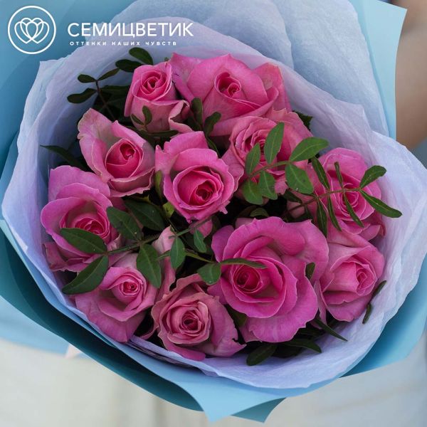 Букет из 11 розовых роз 35-40 см (Россия) с фисташкой